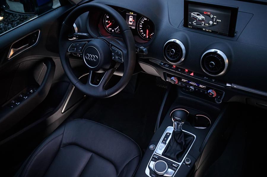 Интерьер Audi A3 Sedan 40 TFSI (8V) 2017 года  (CN) (фото 13 из 14)